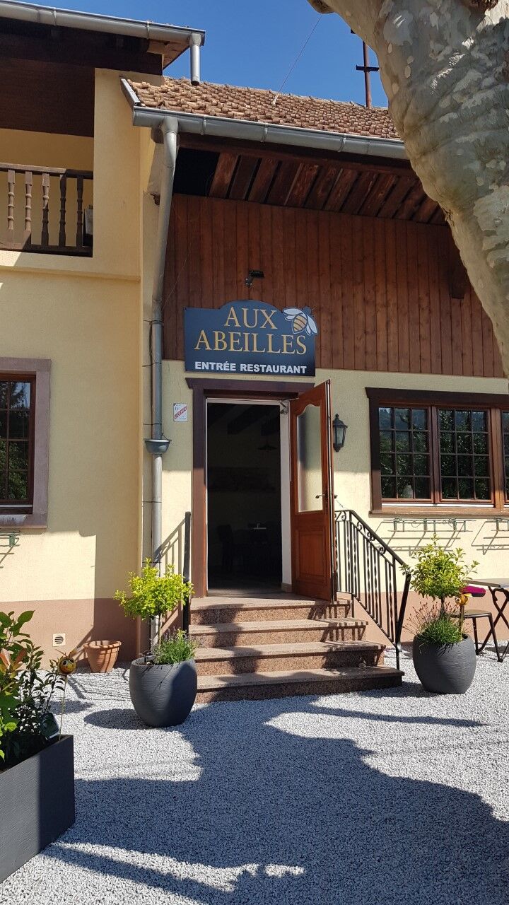 Par ici ....... notre restaurant est prêt à vous accueillir