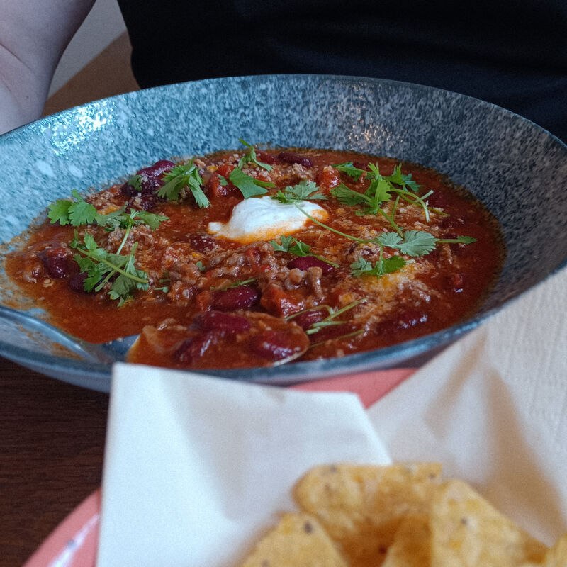 Chilli z hovězího mletého masa s nachos, cheddarem a zakysanou smetanou