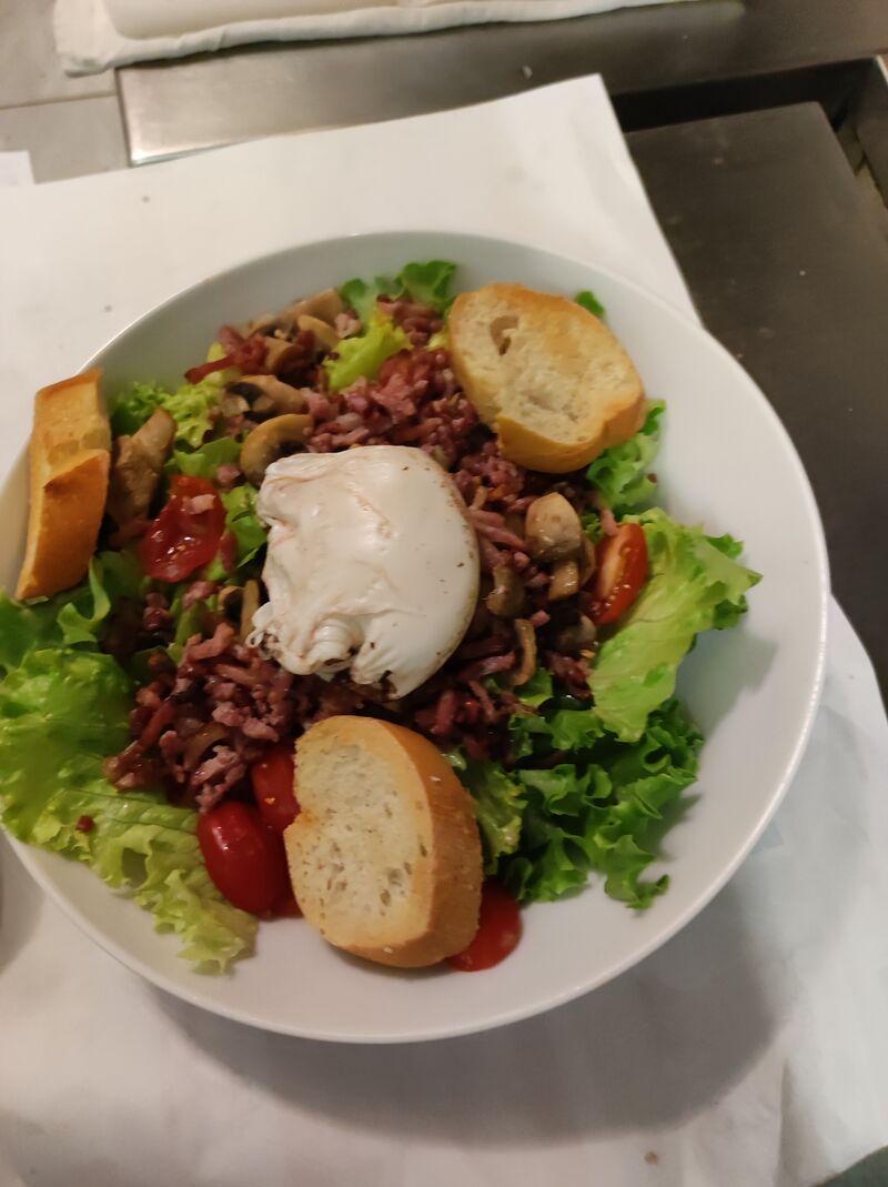 SALADE CHALONNAISE
Champignons, lardons, oeuf poché