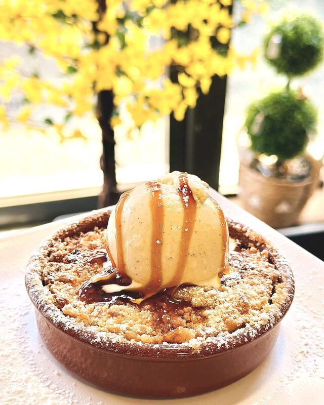 Crumble aux pommes maison et sa boule de glace vanille