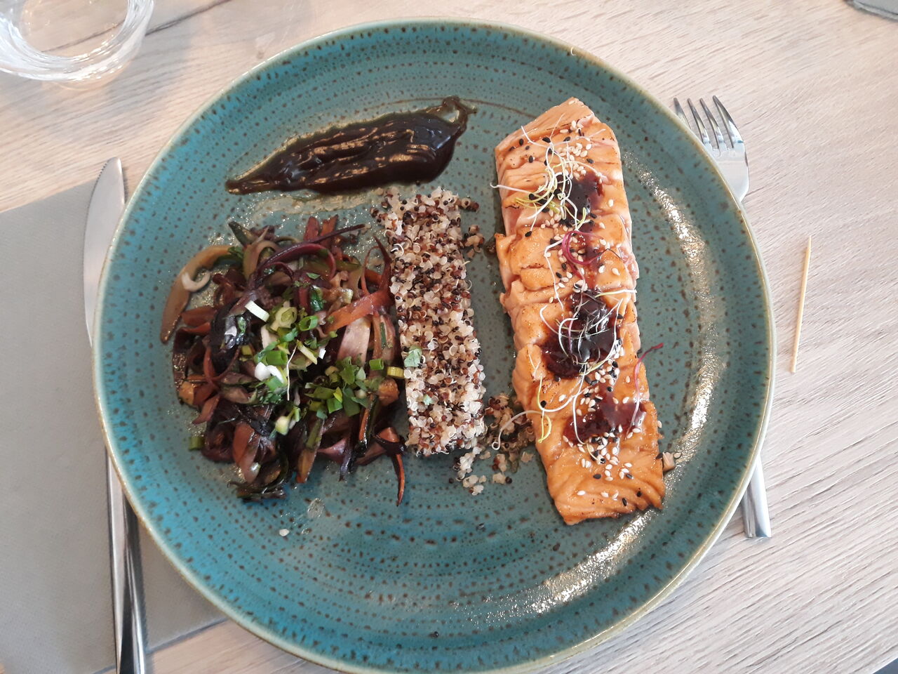 Tataki de saumon au sésame, tagliatelles de légumes, coriandre et soja... Par Chef Julien