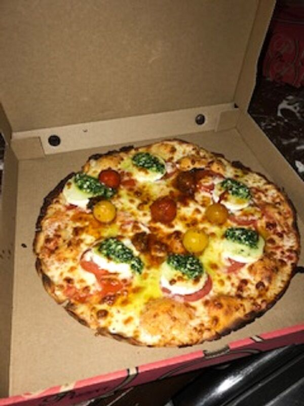 PIZZA POM D'AMOUR tomate fraîche,chèvre, pesto et tomates confites maison 