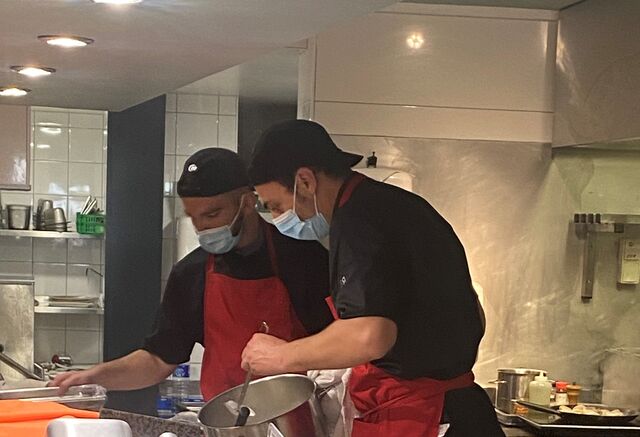 La Cuisine
Notre Chef et notre cuisinier en plein travail