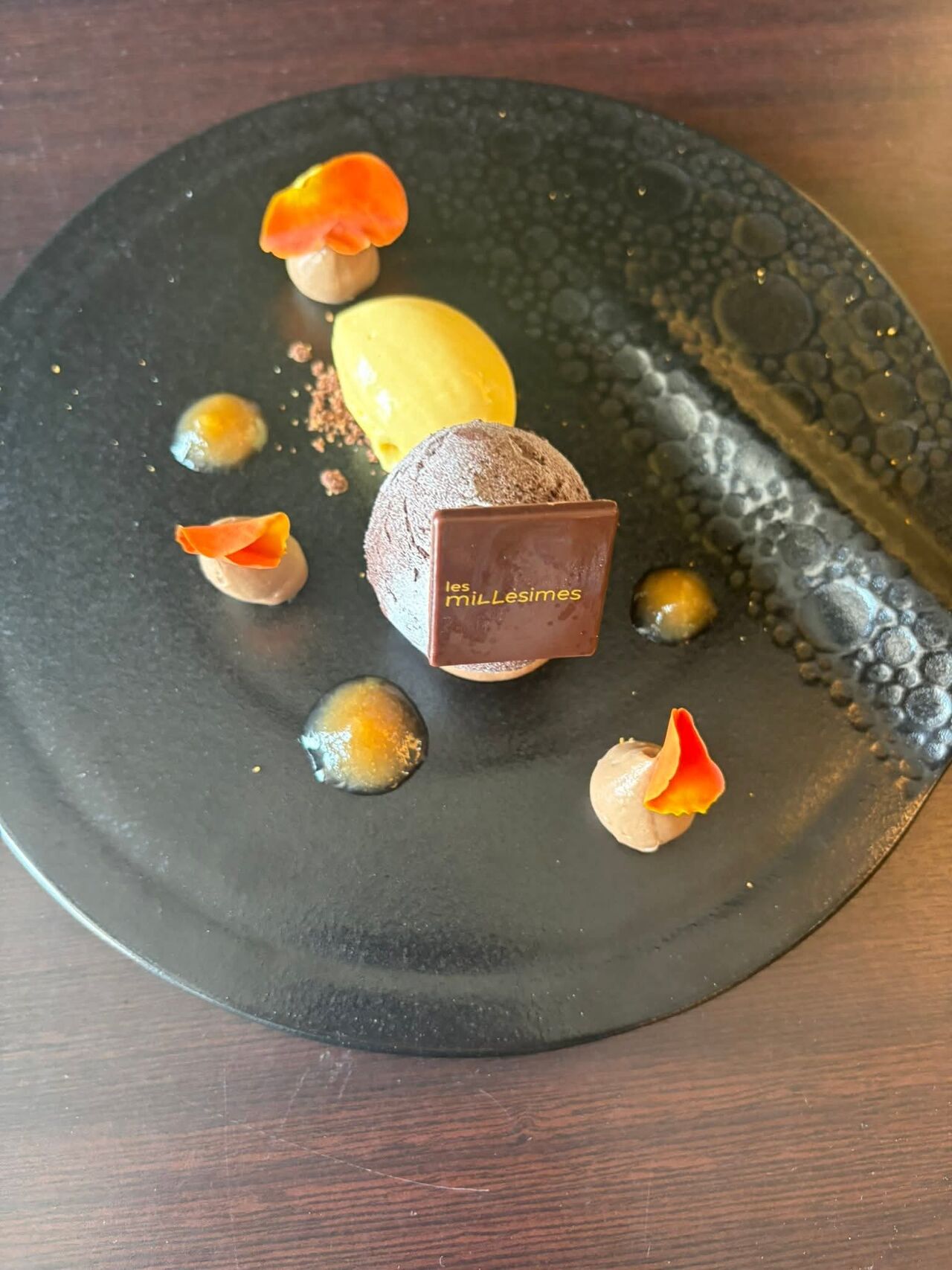 Mousse inspiration amande, crémeux et confit passion orange, sorbet passion, crémeux jivara