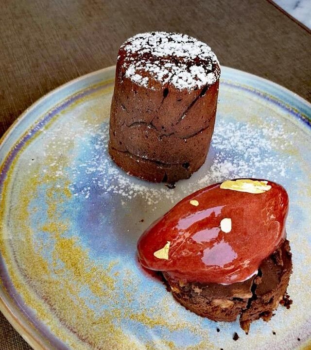 Coulant chocolat, biscuit noix praliné , sorbet fraise des bois 