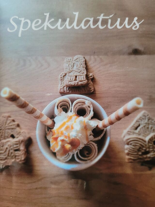 In der Vorweihnachtszeit einfach köstlich unser Ice-Roll-Becher Spekulatius.