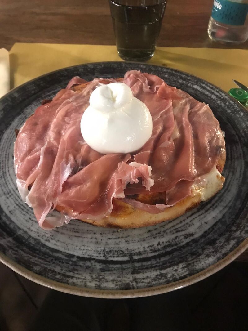 Pizza in teglia con Crudo e Burrata