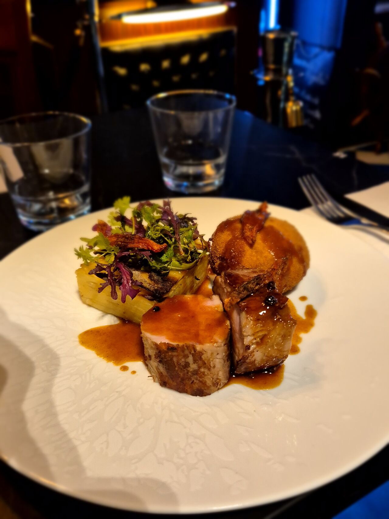 Filet mignon de porc , gratin de pomme de terre , cromesquis de volaille, jus de volaille au poivre de timut