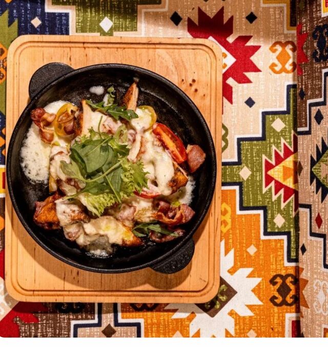 Pfanne mit Hähnchen, Pancetta, Tomatenund Frischkäse