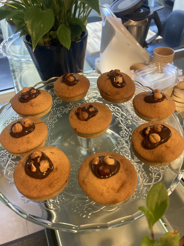 Madeleines, pâte à tartiner, noisettes