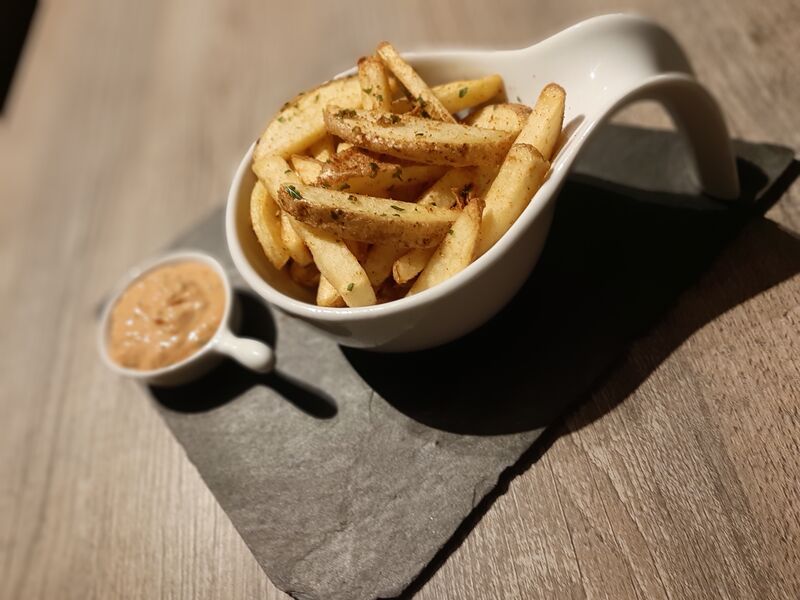 La Frite De Ouff'
Frites maison coupées soigneusement à la main accompagnées d'une sauce classique ou maison ...