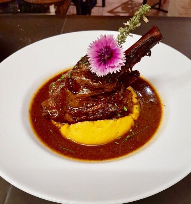 Souris d’agneau confite au miel et épices douces, purée de patates douces. 