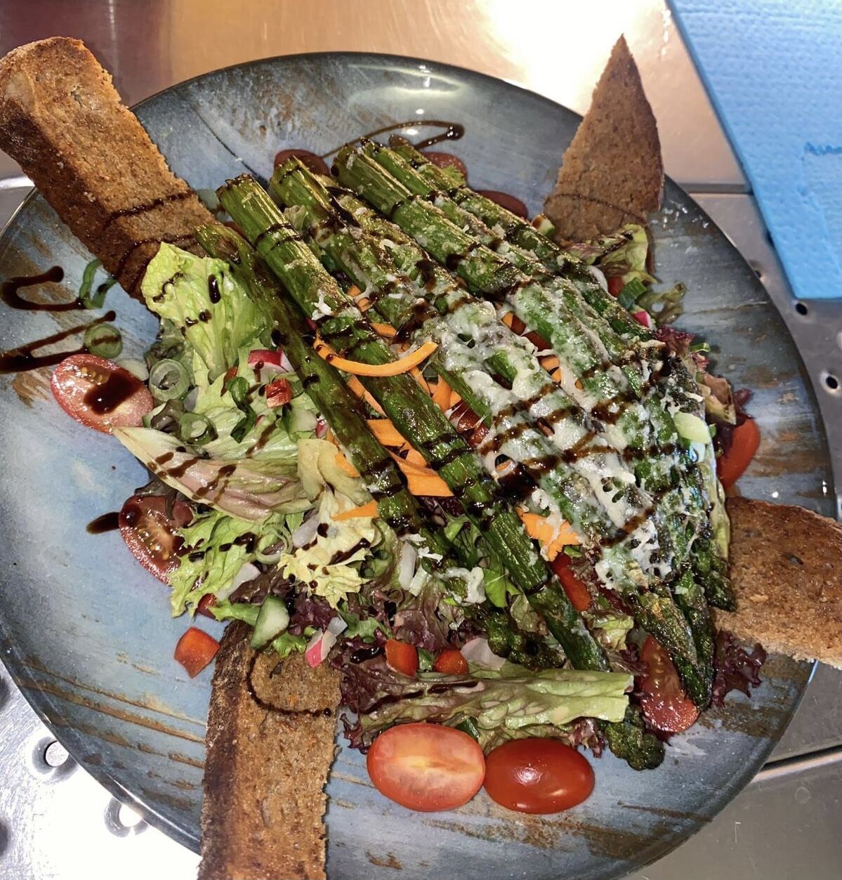 Blattsalate mit gratinierten grünen Spargel