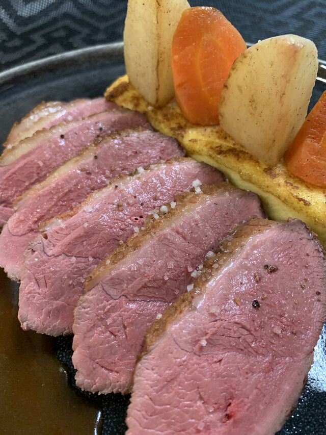 Le Magret de Canard, Jus Relevé au Miel, Navets, Carottes et Polenta
