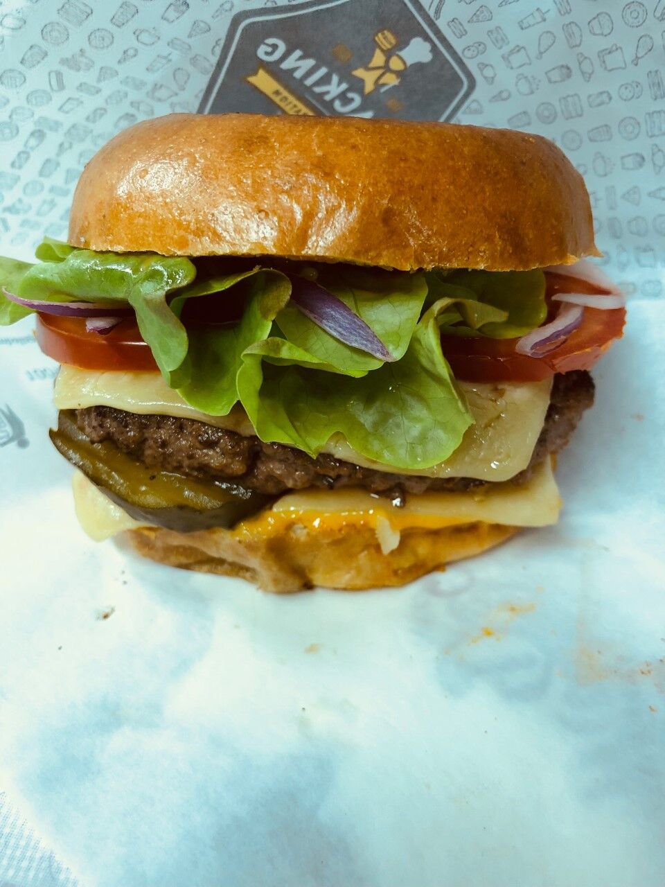 BURGER: Pain brioché , sauce burger, oignons rouges, salades, tomates, cornichons, cheddar blanc aux oignons , steack haché 