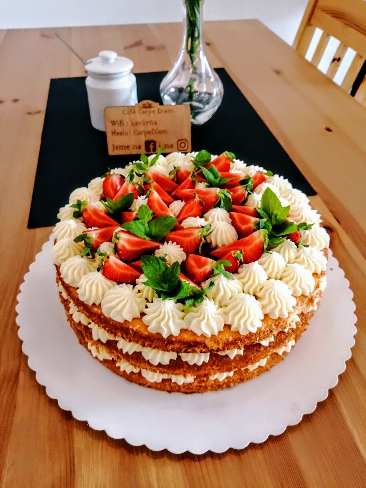 Dort s vanilkovým mascarpone a jahodovým prokladem