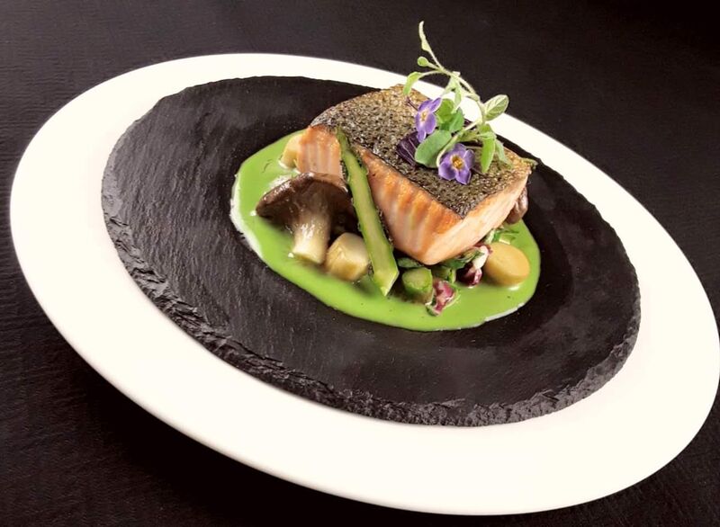 Lachs auf Erbsencréme, Kräutersaitlingen und Spargel