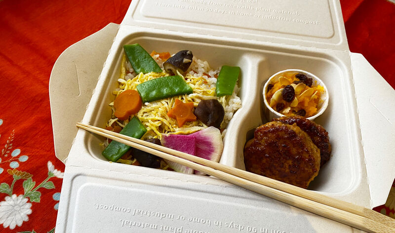 chirashizushi, tsukune au poulet, salade de butternut