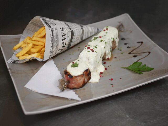 Schweinelendenspieß mit Feta Mousse, dazu Pommes Frites 