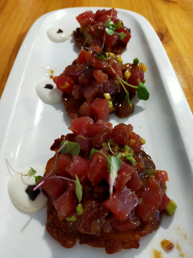 De Cádiz, Cádiz. Tortillitas de camarones cubiertas de nuestro tartar de atún rojo.