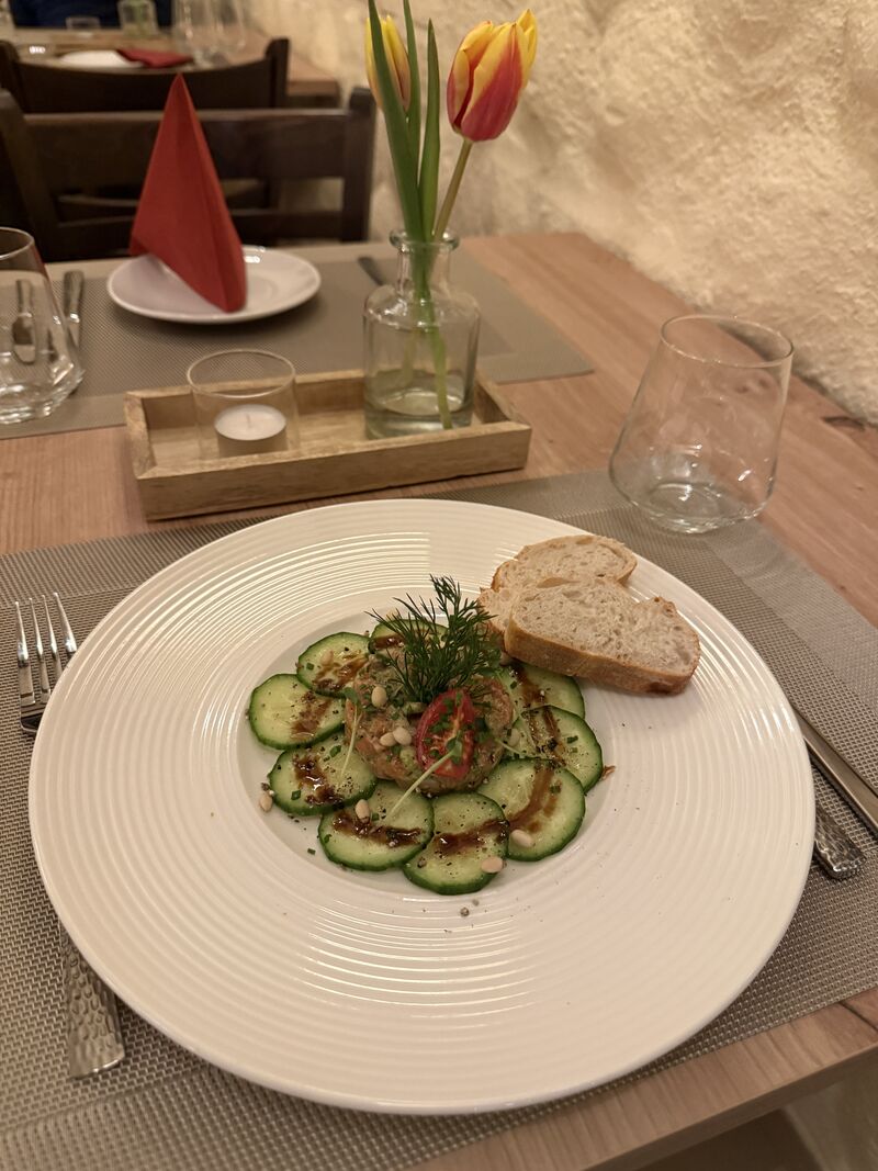 Lachstatar auf Gurkencarpacchio