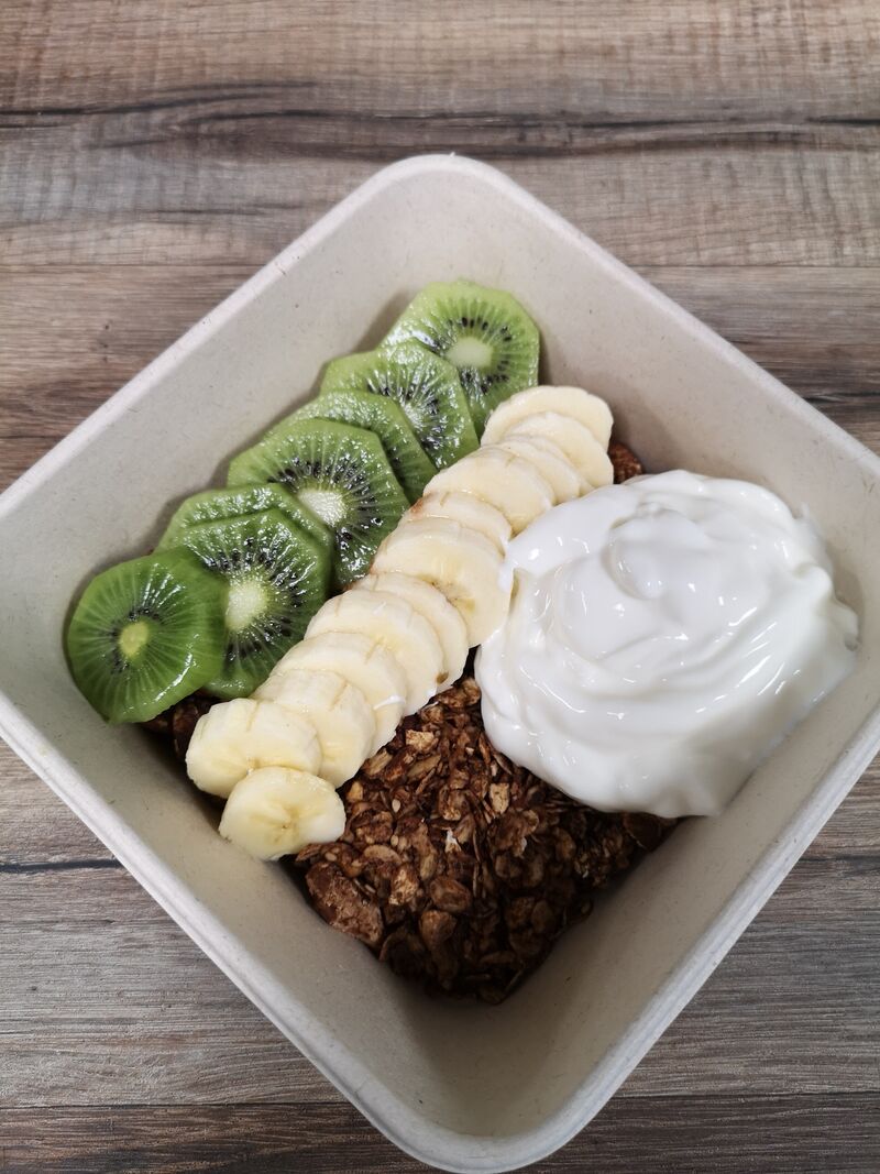 Notre fameux granola maison (agrémenté de fromage frais et fruits )