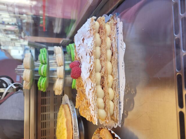 Mille feuille
Pâte feuilletée et sa crème gourmande à la vanille 
