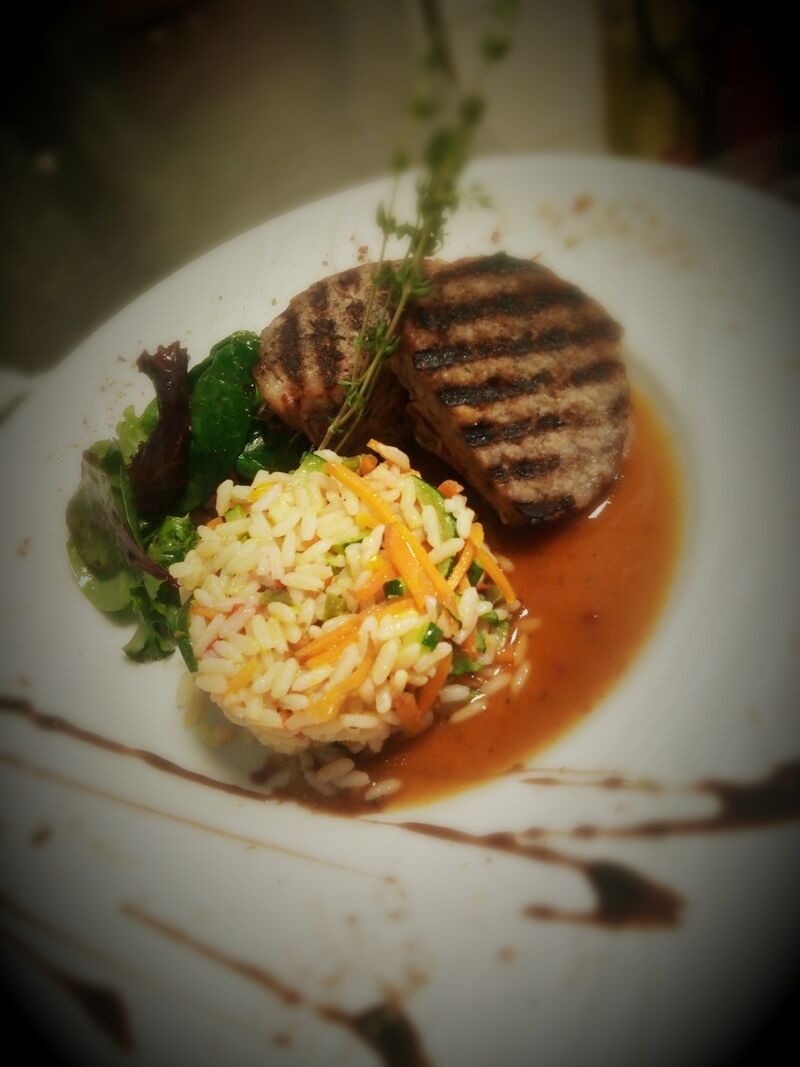 Plat du jour fait 100% maison.
Photo : Farcie de veau, riz et julienne de légumes.