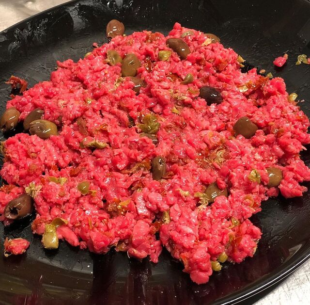 battuta con pomodori secchi, capperi e olive taggiasche 