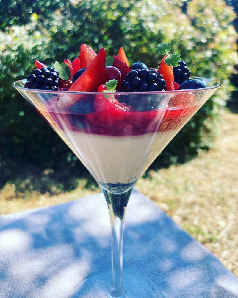 Pana cotta chocolat blanc et fruits rouges