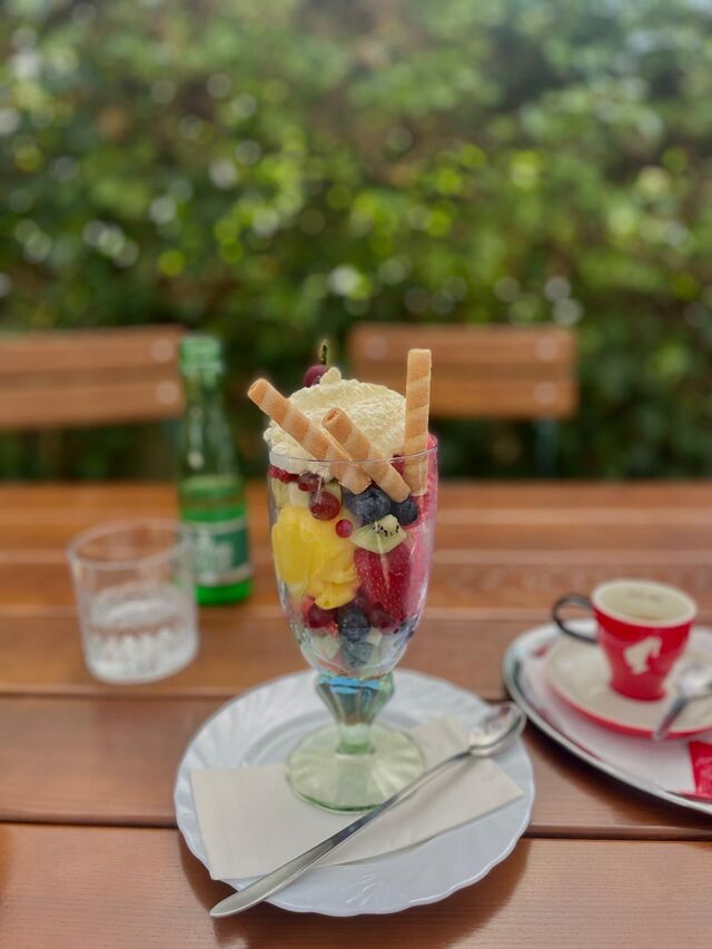 Leckere Eisbecher mit Eis von der Kolibri Eisdiele