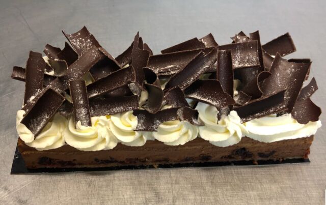 La Forêt Noire :
- Biscuit Joconde
- Mousse chocolat noir
- Cerises Amarena
- Chantilly