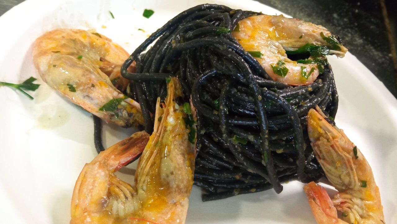 Spaghetti al nero di seppia e gamberi