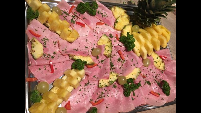 onderdeel van koud buffet/Breydelham met verse ananas