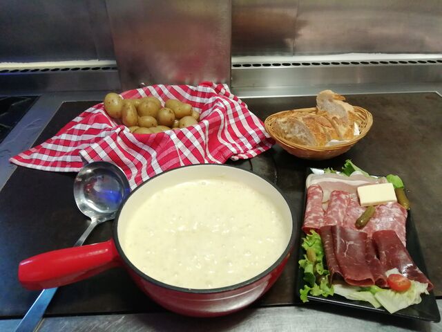 Fondue Savoyarde et planche de cochonnaille