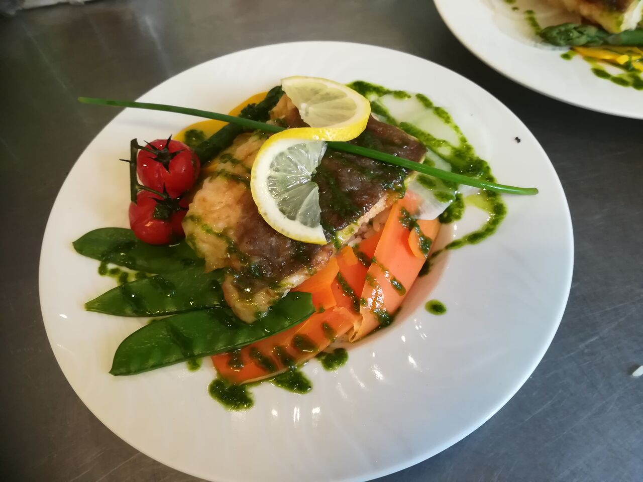 Filet de bar riz pilaf, petits légumes croquants et pesto