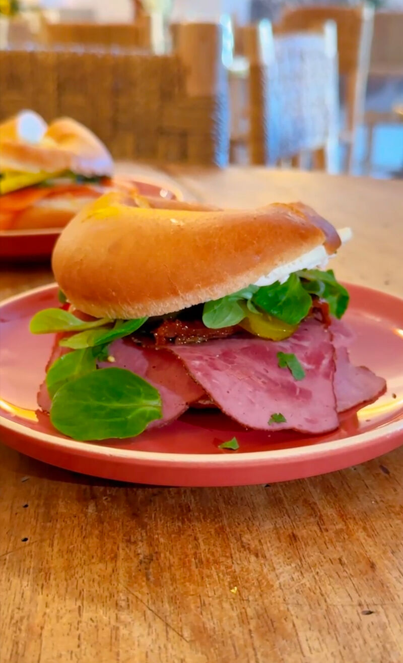 Bagel pastrami 