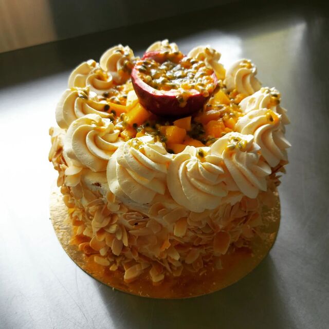 Cake à la crème passion-pêche