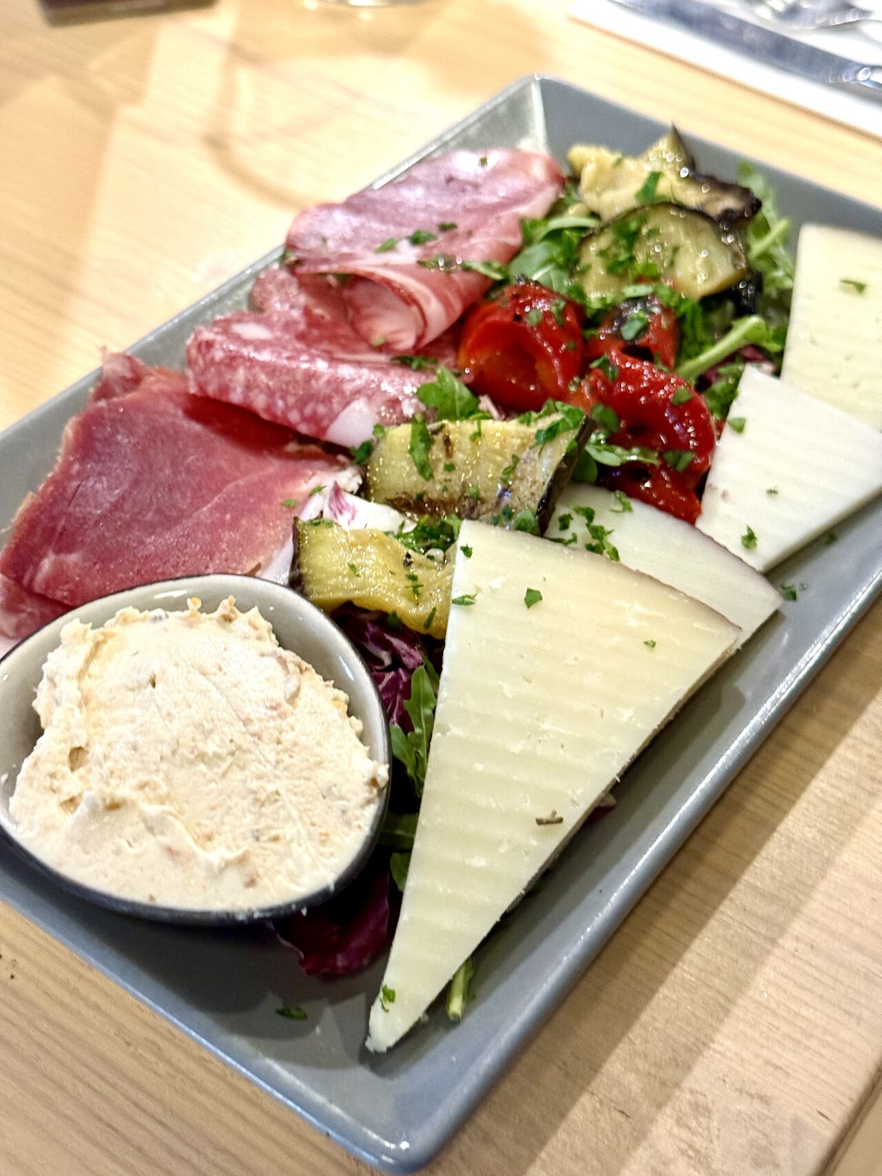 Antipasti, Carpaccio, Burrata, Vitello – ein guter Start in einen schönen Abend