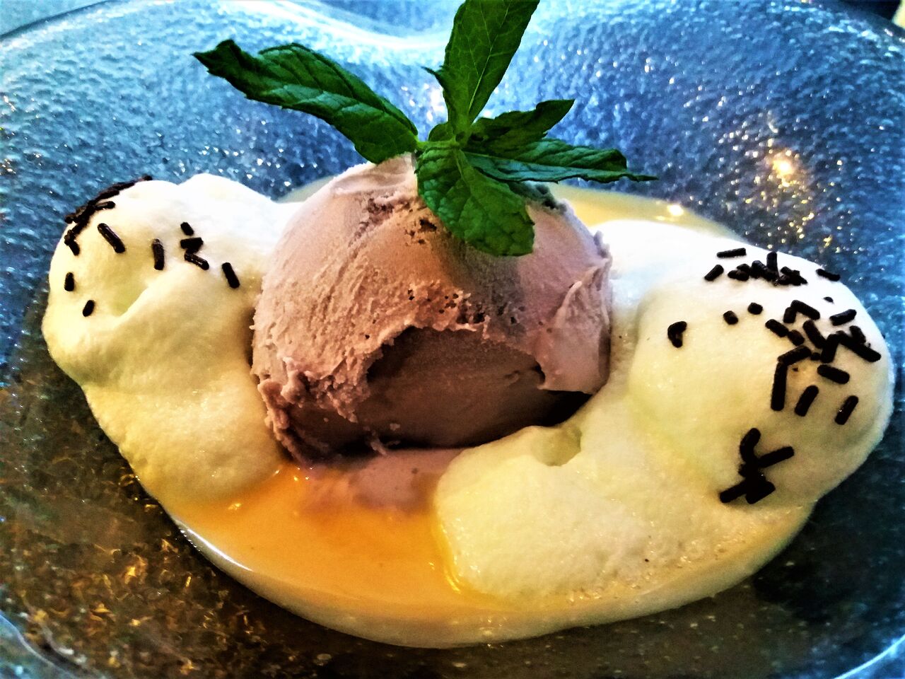 helado de violetas con sopa de chocolate blanco y espuma de hierbabuena