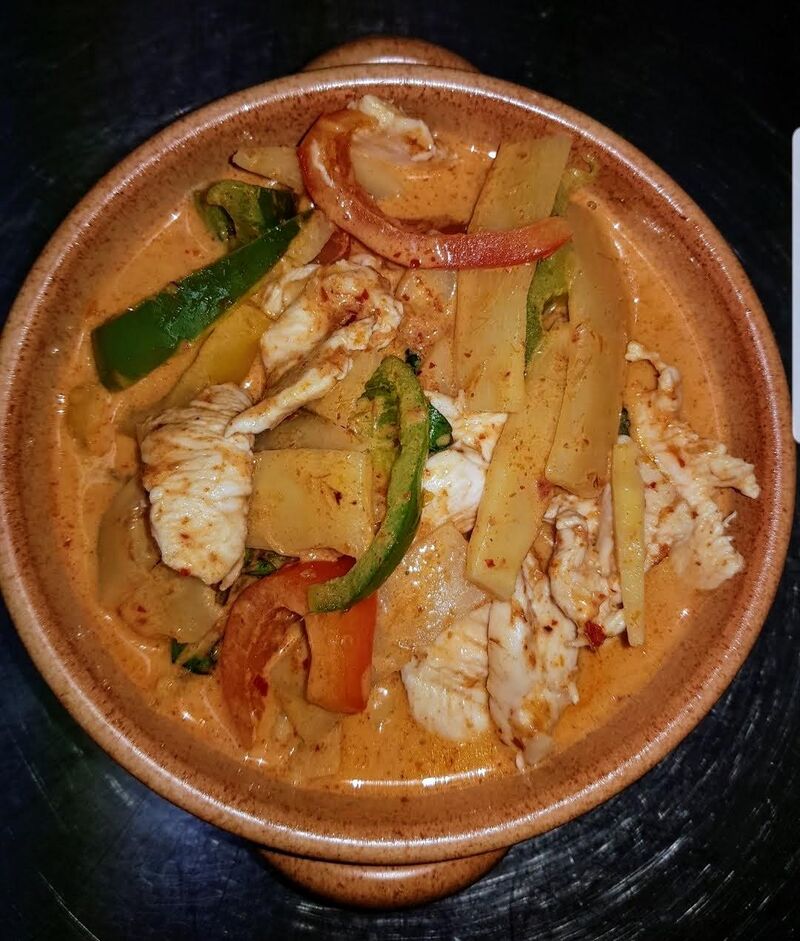 Nr. 27 Rode kerrie met kip kokosmelk, bamboe en een vleugje zoete basilicum 