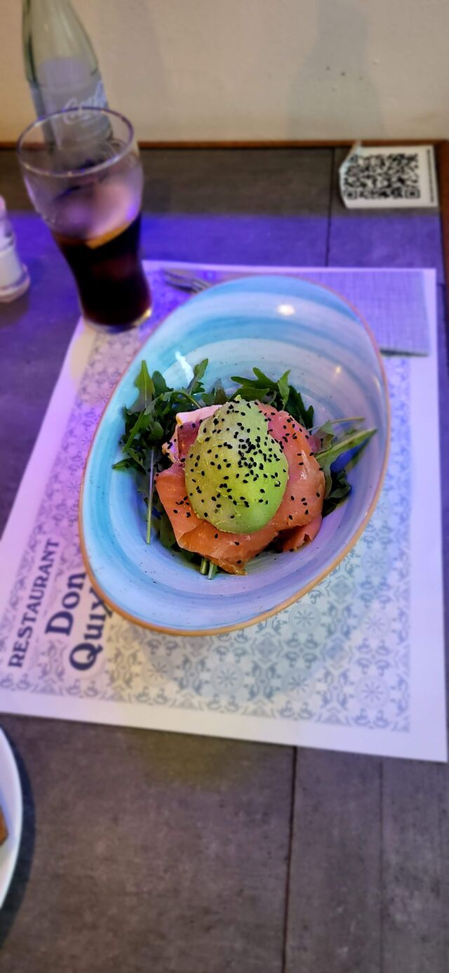 Aguacate con Salmón con una mayonesa caramelizada