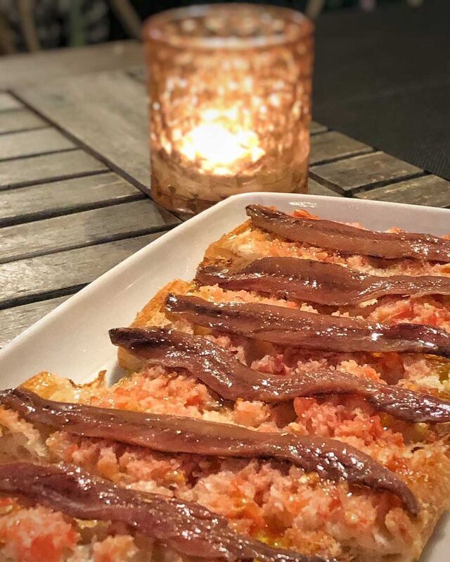 Anxoves de l'Escala amb pa de coca