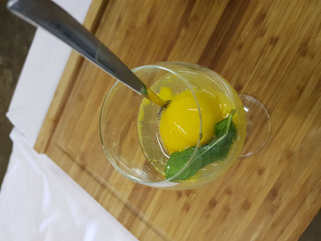 3 Gang: Mango Sorbet in Champagner mit Minze