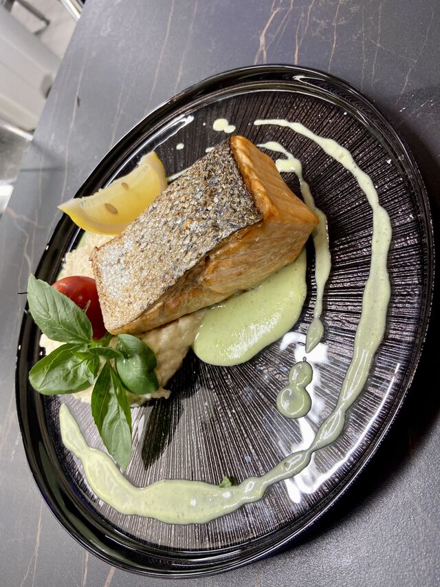 PAVÉ DE SAUMON, RISOTTO AU PARMESAN, CRÈME DE COURGETTE