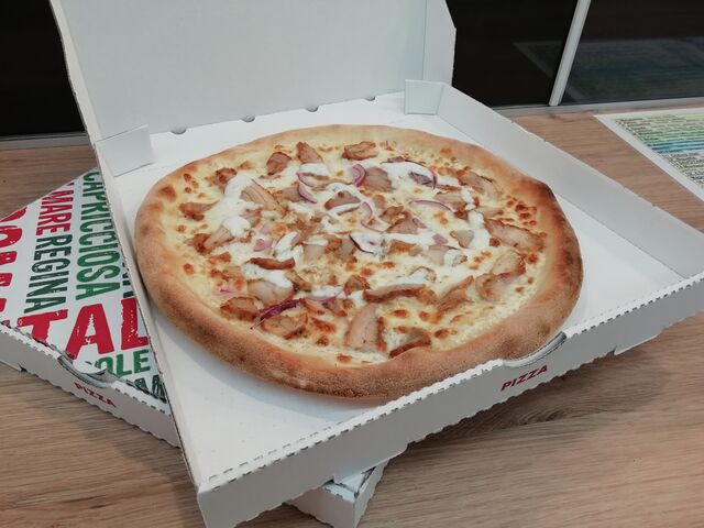 Kebab : base crème, mozza, poulet façon kebab, oignons rouges, sauce blanche