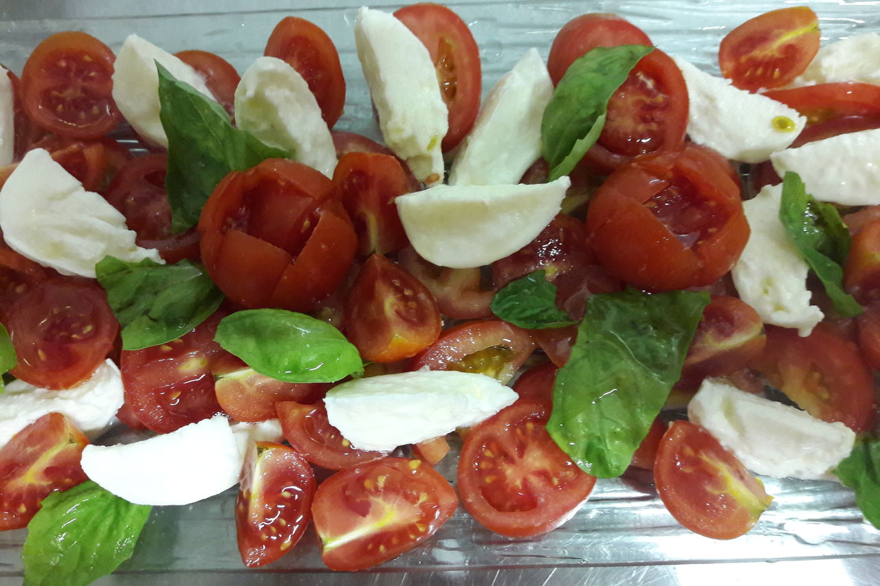 una caprese con pomodorini
