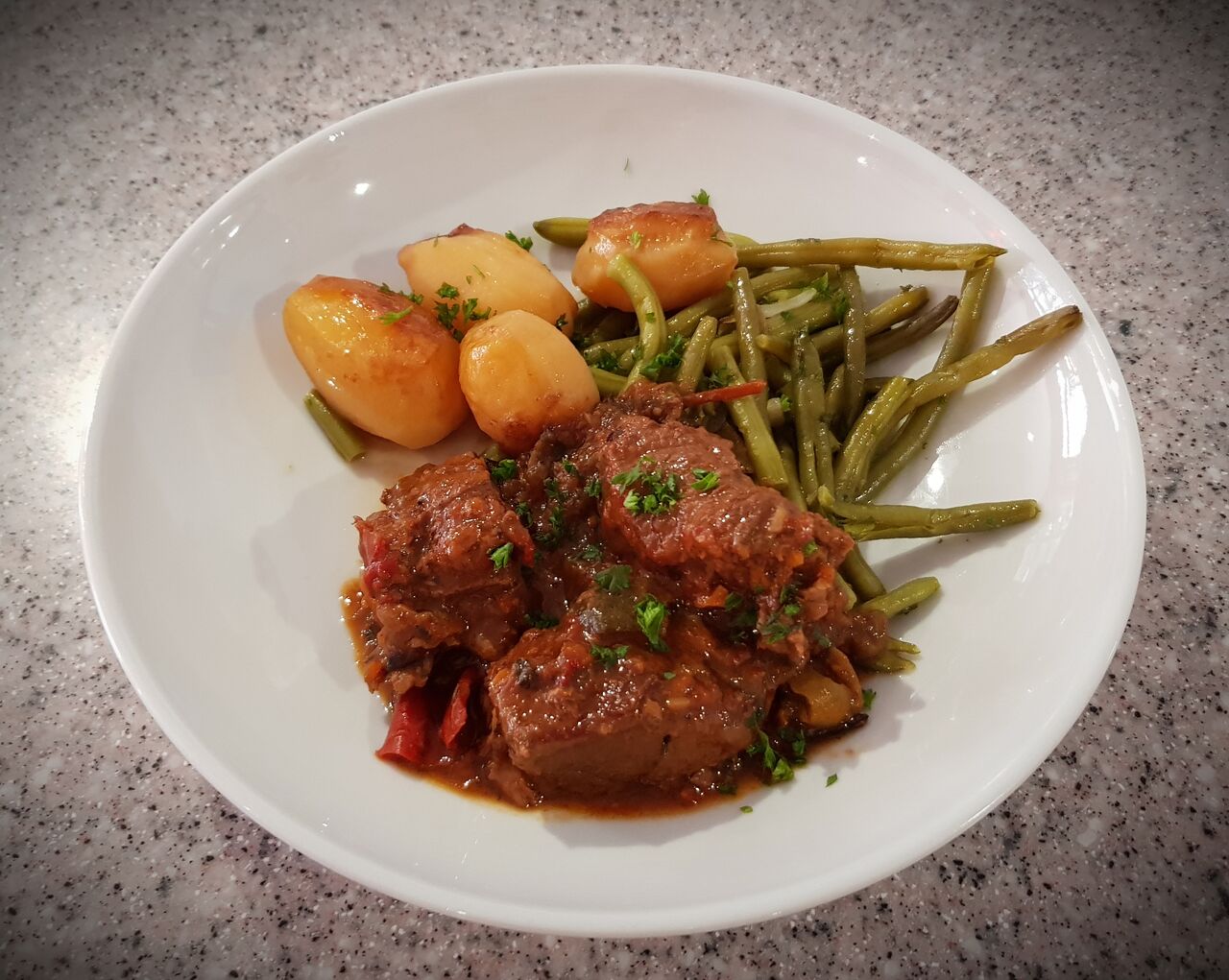 Boeuf bourguignon maison, pommes vapeur et haricots vert frais