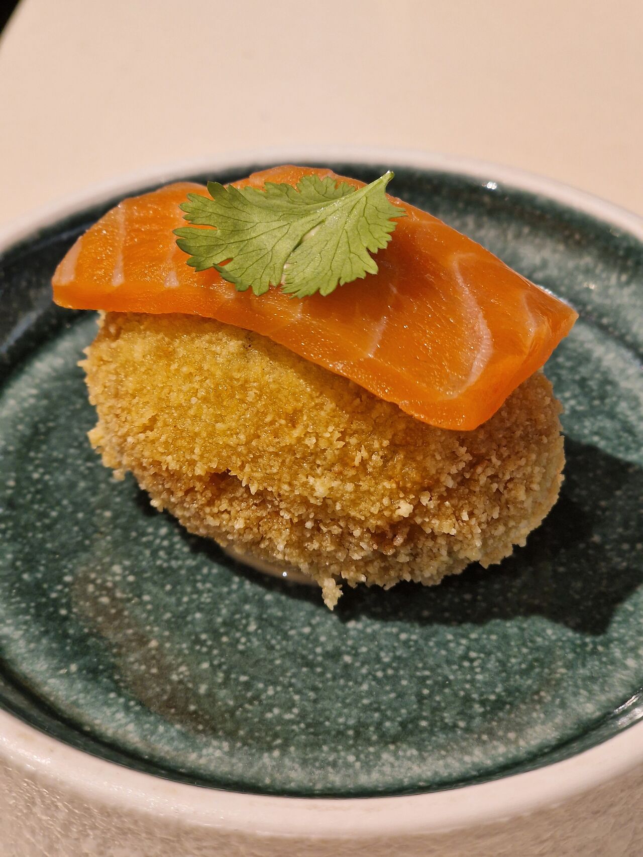 Nigiri croqueta de centollo con trucha ahumada y mayo kimchee