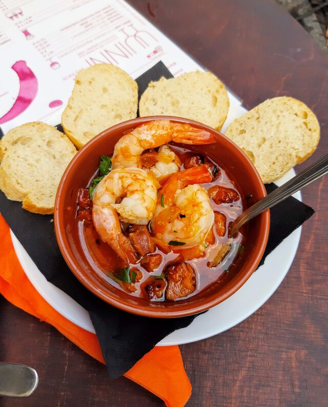 Tapasy na ciepło, które idealnie komponują się z winem.